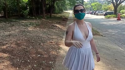 Tazîbûna gel: Keçek ji Rûsyayê hewl dide ku cilên xwe li kolanên Rio de Janeiro ji xwe bike. Hema hema hat girtin.