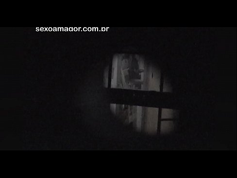 ❤️ Blondie bi dizî ji hêla dengbêjek taxê ve ku li pişt kerpîçên vala veşartiye, vîdyoyek tê kişandin ❤️  Sex li porno ku.sexera.ru ❌❤